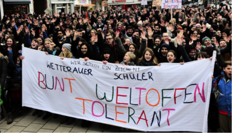 SchülerInnen-Demo für Toleranz in Friedberg: bunt - weltoffen - tolerant